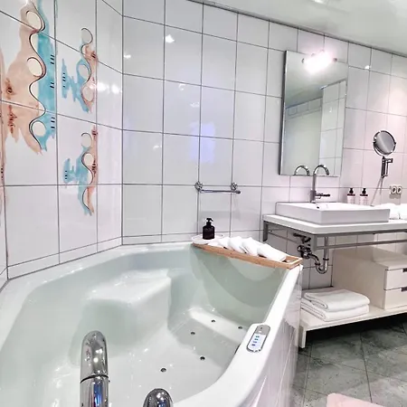 Apartment 90qm Designerwohnung Mit Kueche Und Jacuzzi In Do-city